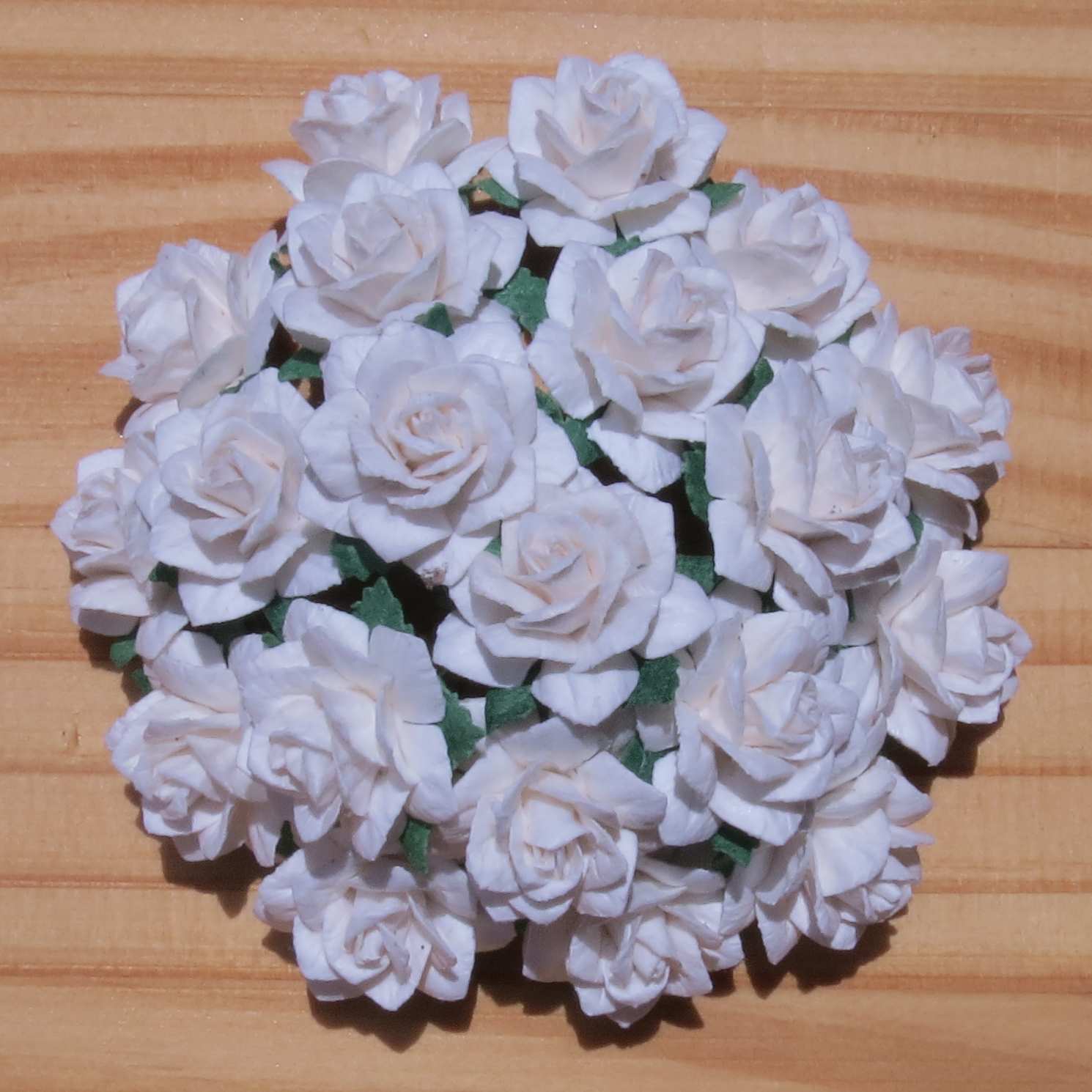 50 WHITE MULBERRY PAPER STAR ROSES 25mm